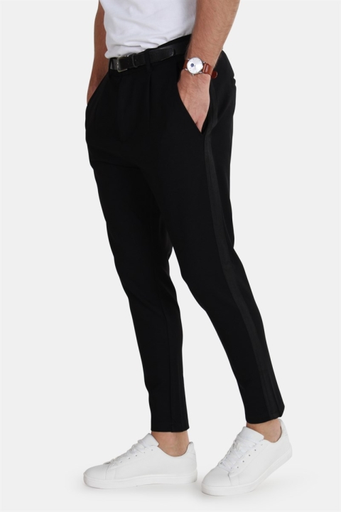 Solid Tuck Cropped Pants Black